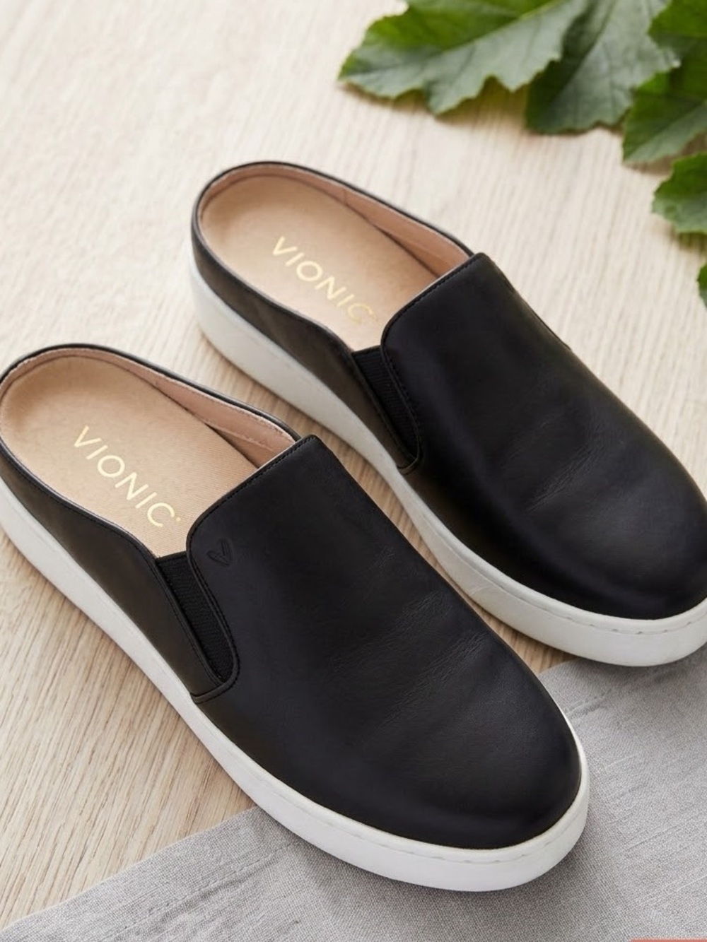 Vionic Dakota Black Leather Slip-On Mule Sneakers | 7.5